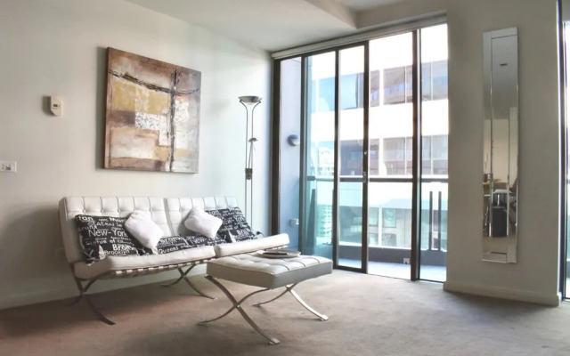 Light Filled Modern 1 Bedroom Apartment Close To Beach