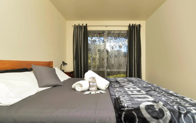 Tombstone Motel, Lodge & Backpackers – Guest Rooms – Picton