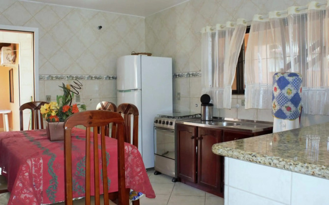 Casa 02 dorm na Rua Salmao