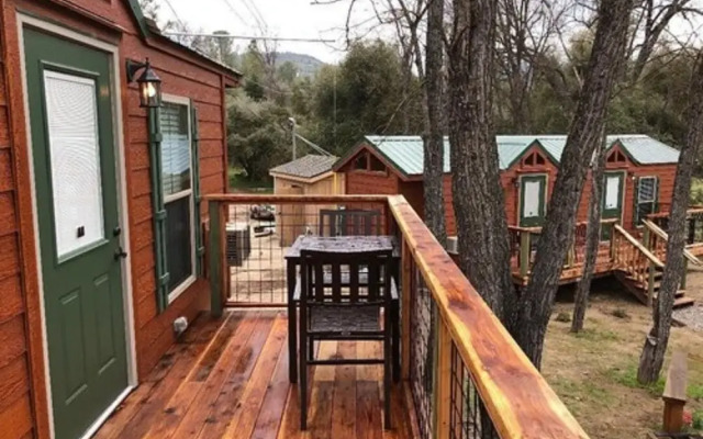 Queen's Inn By the River