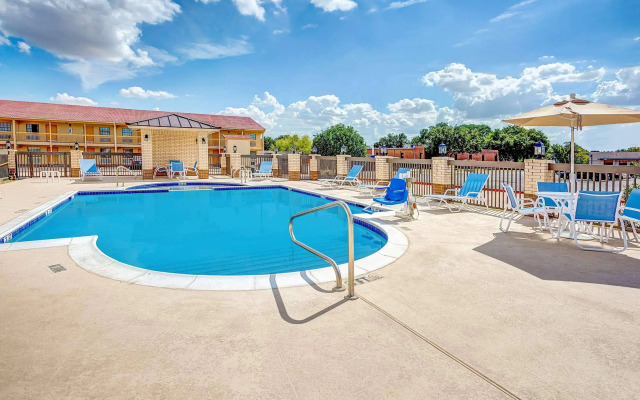 Arya Inn & Suites Farmers Branch