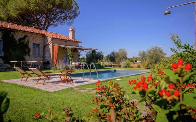 4 Person Villa with Private Swimming Pool & Garden in Lovely Surroundings near Cortona