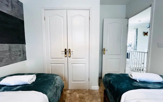 Canterbury Charm - Spacious 4 Bedroom House