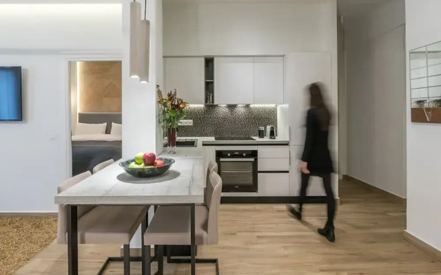 De Minimis - a Chic 3BR Downtown Apartment