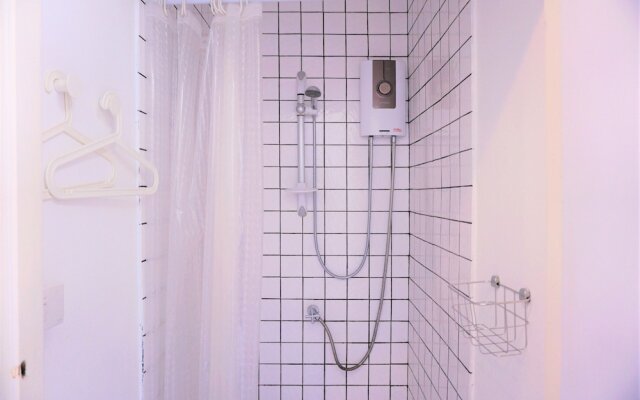 Two Gals And The Pig - Hostel