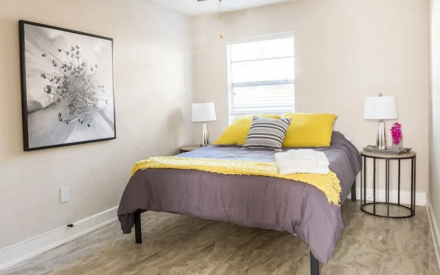 SoHo 2 BR with Parking and WiFi by Frontdesk
