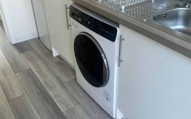 3 Bedroom House - Sleeps 6 & Free Parking