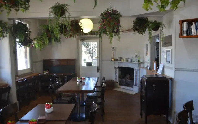 Ten Dollar Town Motel