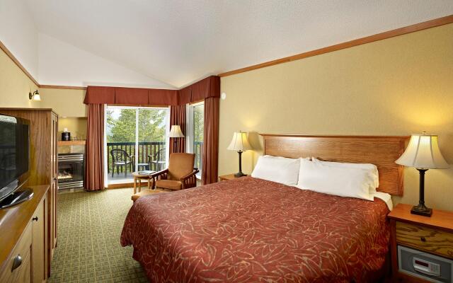 Pyramid Lake Lodge
