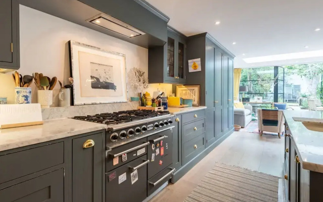 Comforting Clapham Home By The Overground Station