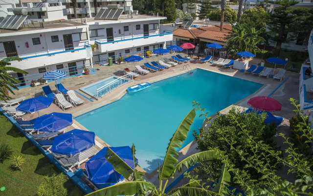 Yannis Yard Studios and Apartments