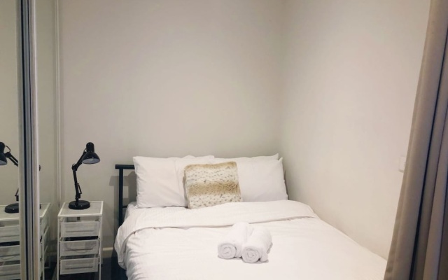 Holistay at Melbourne Central Apartment – Guest Rooms – Melbourne