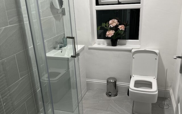 5-bed Apartment in Altrincham Near Airport