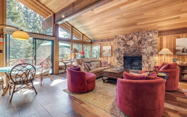 Family-friendly Truckee Cabin Near Ski Shuttle!