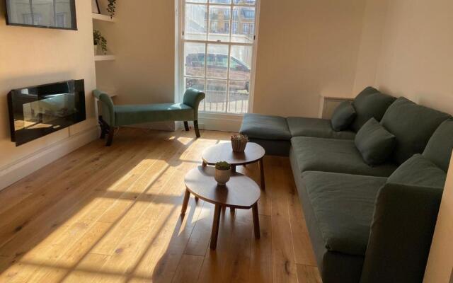 Warwick House - Stunning house with terrace and sea views, sleeps 11