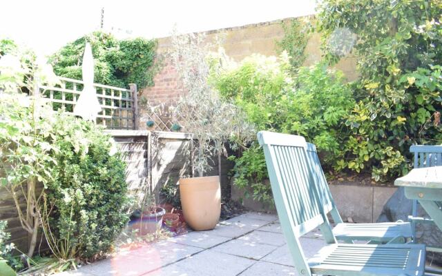 Stunning 2 Bedroom Flat In Balham With Private Garden