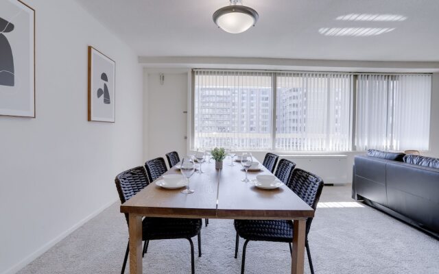 Sensational & Modern apt in Crystal City