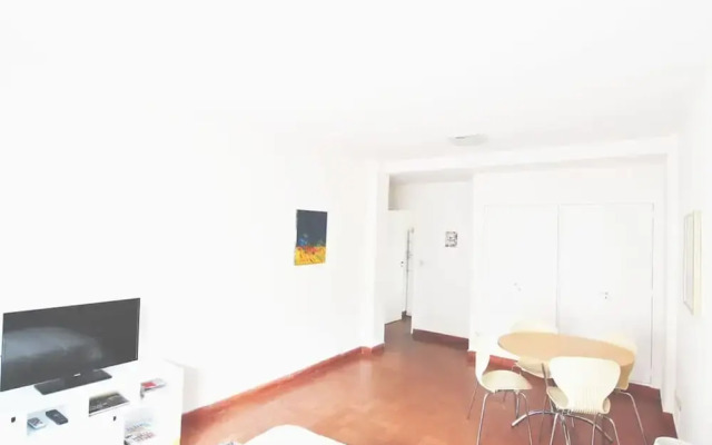 Modern studio with balcony by Sofacama