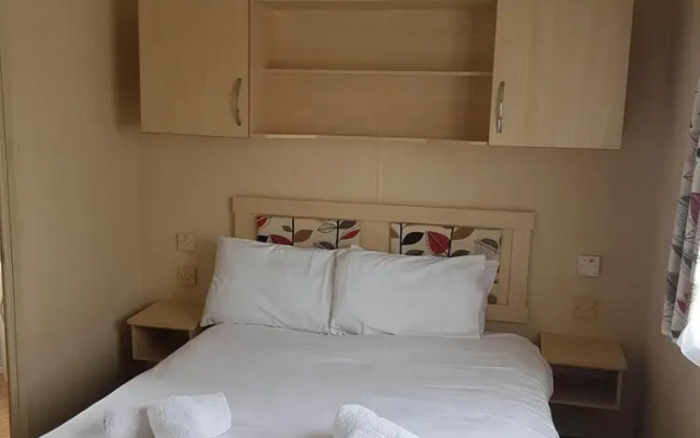 2br-pool-garden-parking-wifi-sleeps6