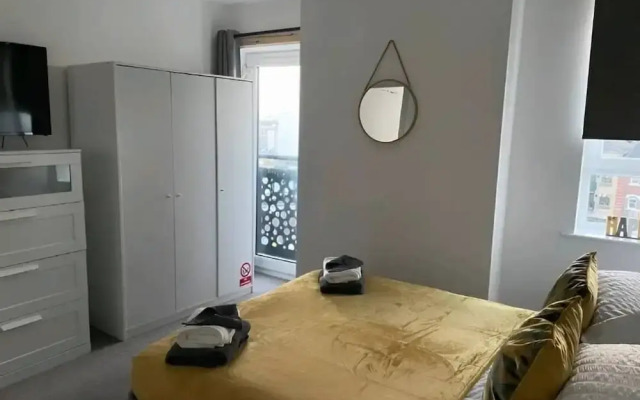 City Centre Duplex Sleeps 4 H1