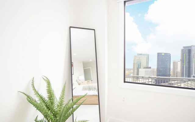 Spectacular 2bedroom and 2bath Penthouse With Parking