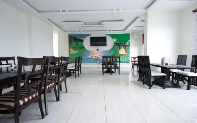 Gliders Holiday Inn by OYO Rooms