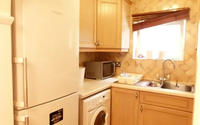 SS Property Hub - Family Apartment near Central London