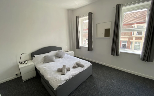 Beautiful Modern 3-bed House in Wallasey Near City