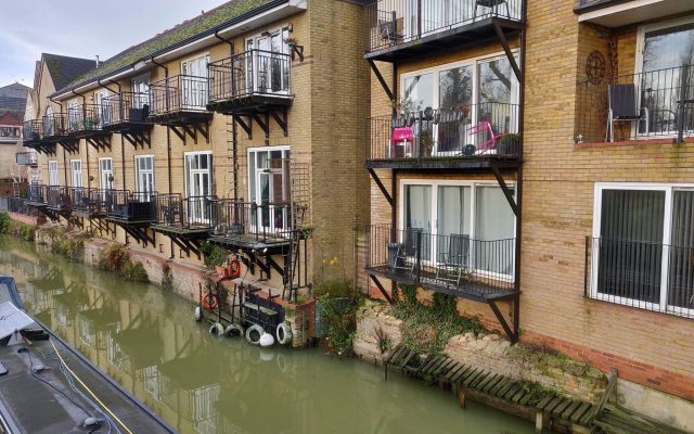 "waterfront Apartment In The Heart Of St Neots"