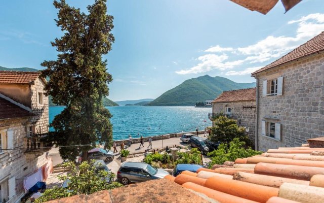Charming Bohemian house in Perast