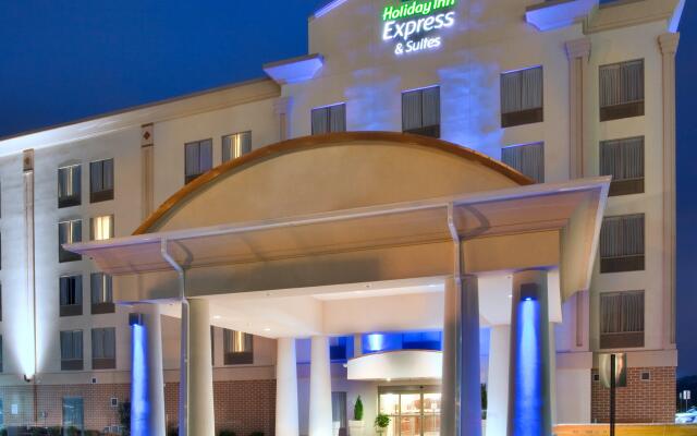 Holiday Inn Express Hotel & Suites Fredericksburg, an IHG Hotel