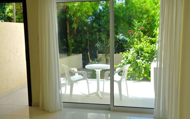 2BR Maisonette Pool - Walk to Beach