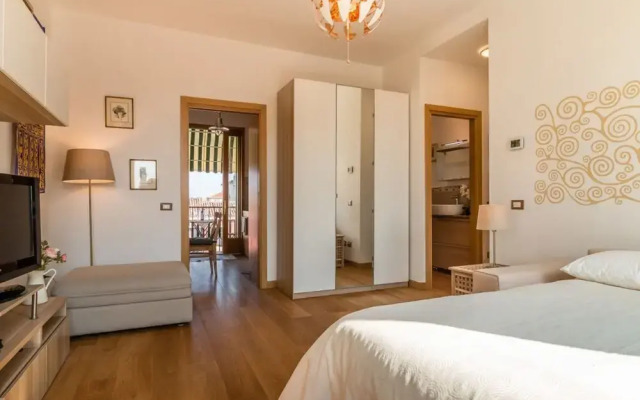 Sunny Canal View in Venice Chic Movida