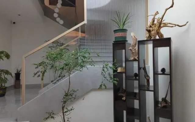 Mountain and Courtyard Homestay