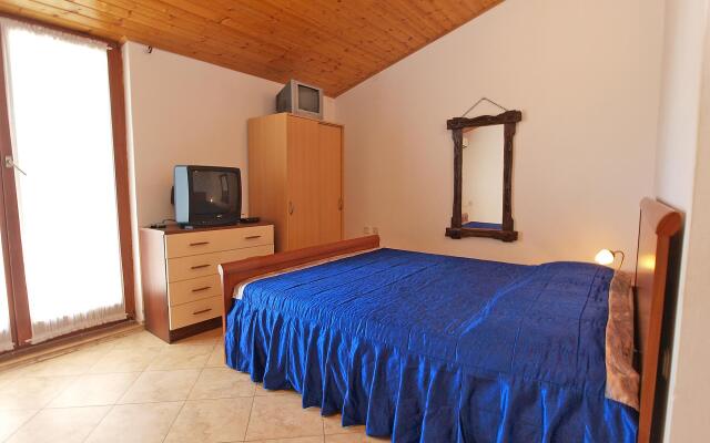 Apartment 909