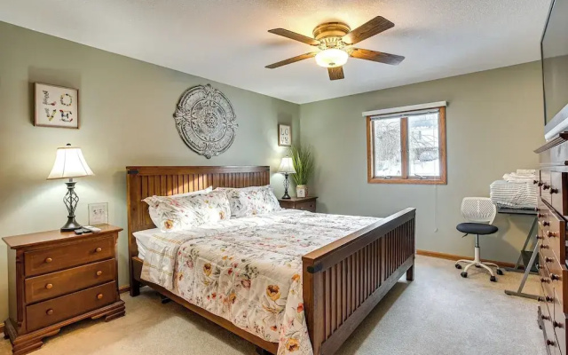 Apple Valley Home, Shared Golf Course On-site