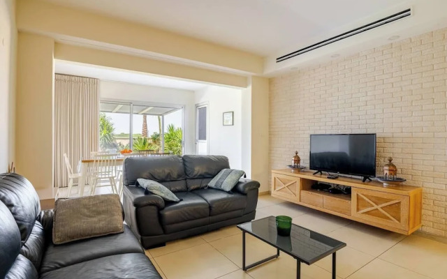 Gugel Waves Seaview 4BR Family Aparts