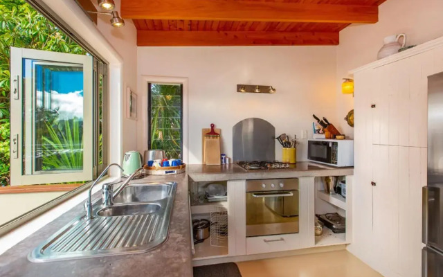 Waterfront Bach - Raglan Bach