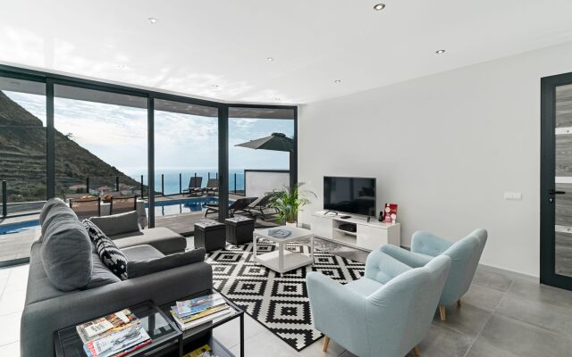 Beautiful modern villa, A/C, heated pool, sea-view | Calheta Charm