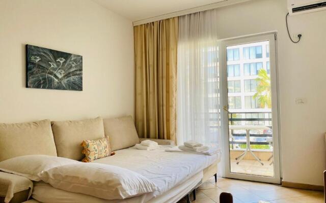 Family-friendly apartments next to Premium Beach Hotel, Golem