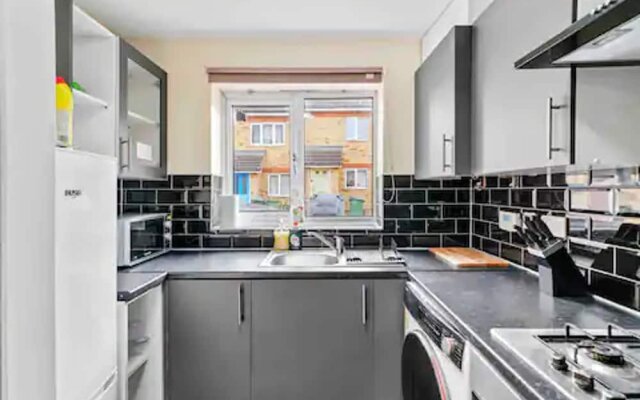 4 bed Townhouse- Free Parking