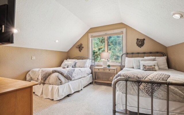 Rounds Retreat 4 Bedroom Home by RedAwning