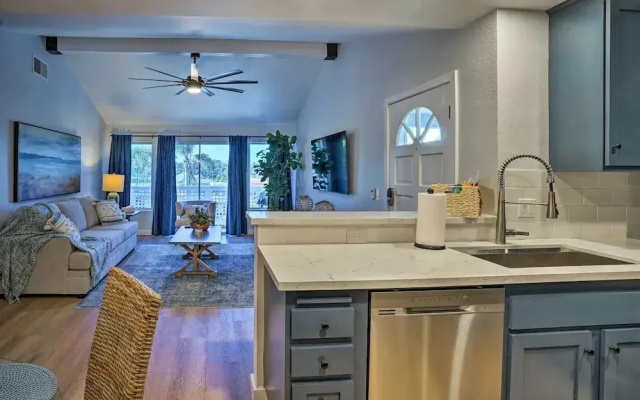 Cozy-chic Condo: Walk to Beach & Park!