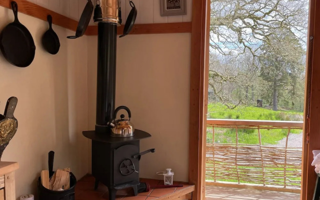 Cosy Woodland off Grid Shepherds Hut - Hazel