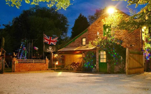 Squirrel Barn. Hi-spec. Hot tub & Wifi. Sleeps 14