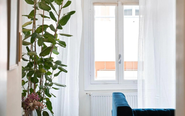 Spacious & Artistic Retro 2 Bedrooms Apt + SAUNA