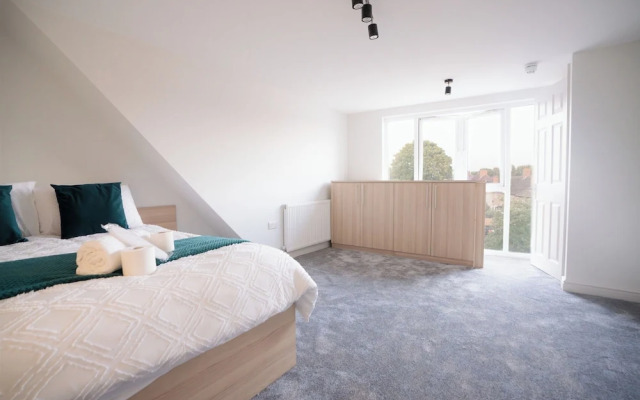 D'luxe 5 Beds Home in Isleworth London