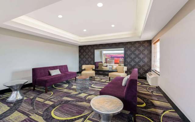 La Quinta Inn & Suites by Wyndham Bridge City