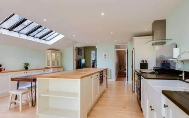 Summertown 4-br Family Home - Bright Spacious