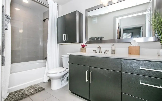 Rooftop Pool, Views, Close to Shops & Dining 1131